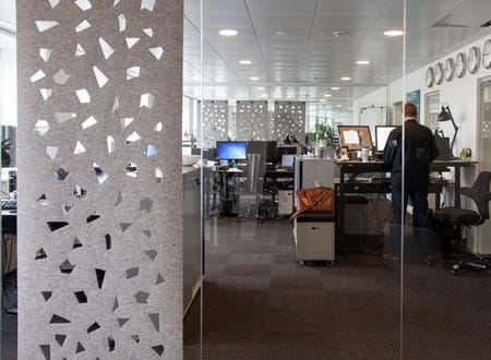 Rumafskærmning i grå filt hos Ticketmaster